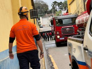 Defesa Civil ajudou a conter fogo em madeireira 02