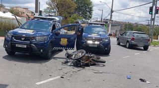 GCM de Bragança Paulista apreende motocicleta e droga após colisão com veículo (4)