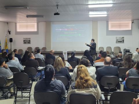 Deputado Luiz Philippe de Orleans e Bragança ministra palestra sobre reforma tributária e livre iniciativa em Bragança Paulista