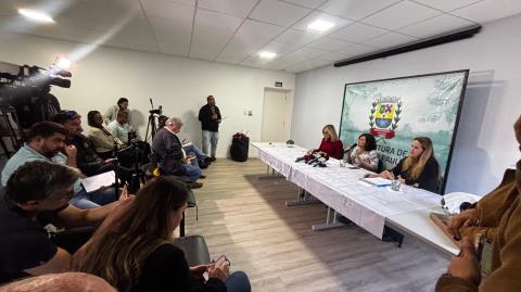 Coletiva de imprensa detalha investigação de meningite e medidas de vigilância epidemiológica na rede escolar