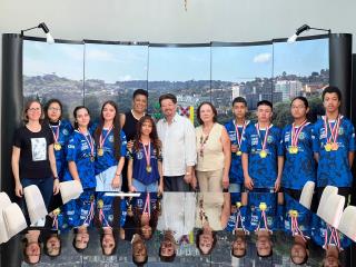 Prefeito recebe alunos campeões de Dama dos Jogos Regionais (2)