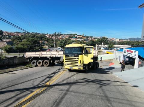 Carreta bloqueia via no Jardim São Lourenço