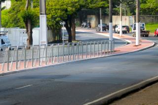 19.04.2022 Prefeitura inicia implantação de gradis de proteção em trecho da ciclovia (1)