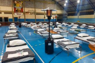 Abrigo conta com camas, cobertores e aquecedores