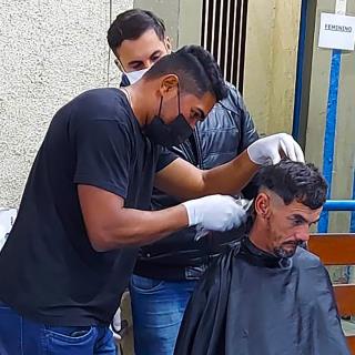 “Acolhendo com Carinho” – Moradores em situação de rua recebem corte de cabel (2)