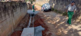 Canaletas para escolamento de água na Estrada Municipal Ovidio Daolio, bairro Boa Vista dos Buosos