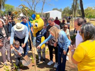 Plantio muda de ipê na inauguração da Praça Jacintho Osório