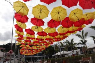 02.05.2022 “Céu de guarda-chuvas” na Praça da Poesia evidencia ações de conscientização no trânsit
