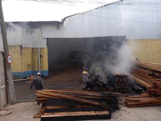 Defesa Civil ajudou a conter fogo em madeireira 03