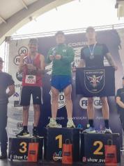 Pódio dos 10 km com o GCM Claiton Titanelli campeão