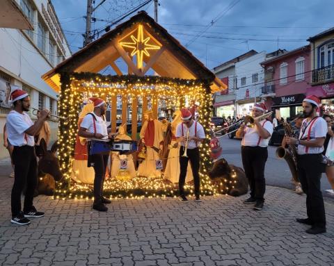 Bandinha do Papai Noel encanta e leva magia as ruas comerciais do município