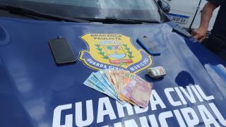 GCM de Bragança Paulista apreende motocicleta e droga após colisão com veículo