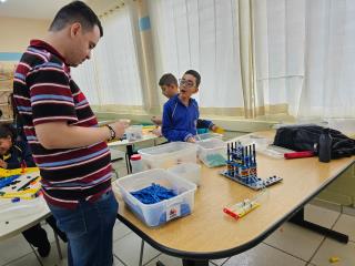 03.10.2023 Explorando o mundo da tecnologia Alunos da rede municipal têm aulas de robótica  (3)