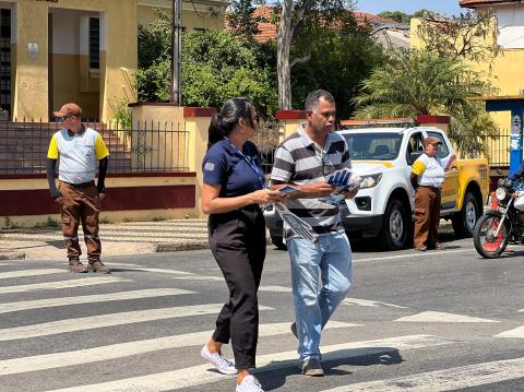 Ação educativa reforça segurança na travessia de pedestres