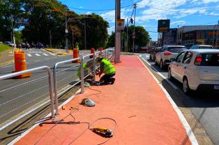 19.04.2022 Prefeitura inicia implantação de gradis de proteção em trecho da ciclovia (2)