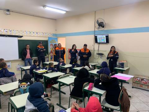 Alunos da zona rural participam de atividade educativa com Defesa Civil e Canil da GCM 03