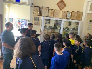 Alunos da EM Orlando Pinto visitam Museu Municipal Oswaldo Russomano e se encantam com a h (6)