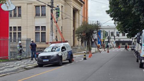 Dia D marca início da regularização dos fios nos postes da cidade