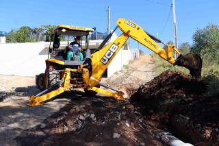 Colocação de tubulação na Estrada Bareta no Bairro Morro Grande1