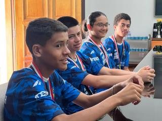 Prefeito recebe alunos campeões de Dama dos Jogos Regionais (4)