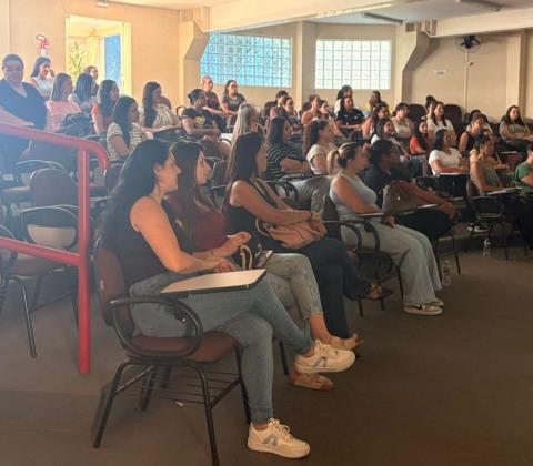 Profissionais contratados da educação participam de encontro de formação