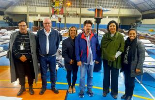 Vice-Prefeito Prof. Amauri Sodré, Secretários Dorival Bertin, Sandra Teixeira e servidores da SEMADS na primeira noite do abrigo
