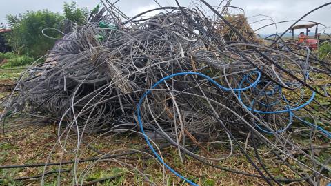 Prefeitura autua empresa por descarte irregular de fios telefônicos em área pública no Jardim Águas Claras