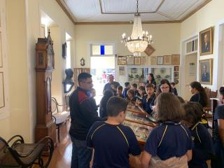 Alunos da EM Orlando Pinto visitam Museu Municipal Oswaldo Russomano e se encantam com a h (7)