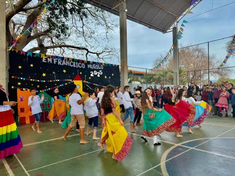 Escolas municipais levam apresentações juninas à Feira Noturna de Bragança Paulista
