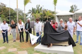 02.05.2022 Estátua em homenagem ao poeta bragantino Oswaldo de Camargo é inaugurada na Praça da Poesia (9)