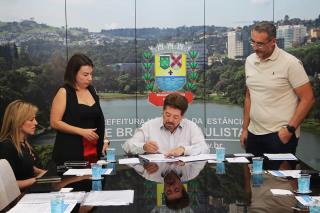 11.08.2023 Assinatura de Termo de doação de terreno para Quatro Industria - André Luiz - Policarpo (2)