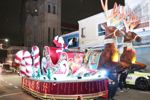 Parada de Natal emociona Bragança Paulista e transforma o Centro em um grande espetáculo de luz, encanto e união