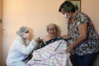 Primeiros idosos recebem a vacina (9)