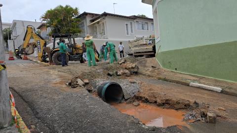 Secretaria Municipal de Serviços inicia obra de reconstrução de tubulação na Rua Antônio da Cruz