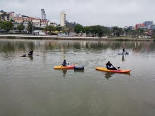 20.08.2023 Meio Ambiente e voluntários retiram mais de 10 sacos de lixo de dentro do Lago do Taboão durante o 7º Desafio Resíduo Zero (5)
