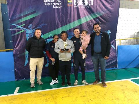 Família do jogador falecido (Seu José e D. Maria) sendo homenageada e goleiro menos vazado da competição