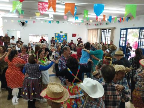 Festa Julina da terceira idade espanta a solidão com muita alegria e quadrilha