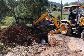 Colocação de tubulação na Estrada Bareta no Bairro Morro Grande3