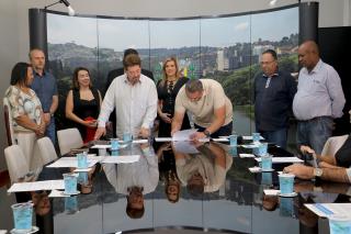 11.08.2023 Assinatura de Termo de doação de terreno para Quatro Industria - André Luiz - Policarpo (3)