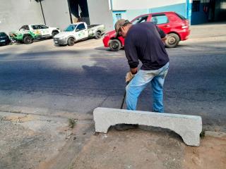 Limpeza de bueiro na Av. Eusébio Savaio