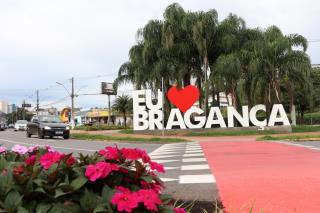 Prefeitura implanta letreiro “instagramável” na rotatória da Av. Alberto Diniz