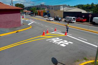Obra de implantação de canteiro central na Rua Rinzo Aoki