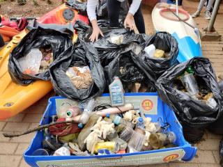 20.08.2023 Meio Ambiente e voluntários retiram mais de 10 sacos de lixo de dentro do Lago do Taboão durante o 7º Desafio Resíduo Zero (7)