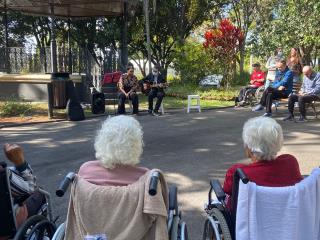 Música de Violão para Todas as Idades no Jardim Público