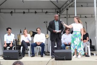 02.05.2022 Estátua em homenagem ao poeta bragantino Oswaldo de Camargo é inaugurada na Praça da Poesia (12)