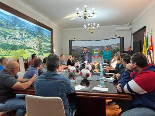 30.06.2023 Prefeito recebe no gabinete clubes de futebol do Campeonato Amador de Futebol Série A (1ª Divisão)