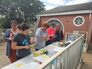 Oficina de artesanato  com elementos naturais na área externa do MINI MIS