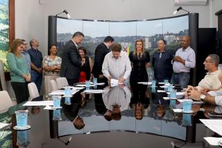 11.08.2023 Assinatura de Termo de doação de terreno para Quatro Industria - Cristiano Gianini - TDM (2)