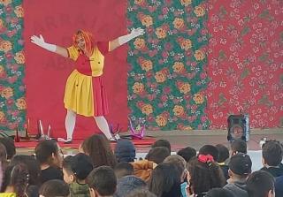 Tia Gigi visita a EM Prof. Abner Antonio Sperendio