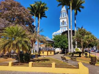 01 - Praça Monsenhor Ernesto Almírio Arantes - Praça da Matriz. Centro de Paraibuna-SP.